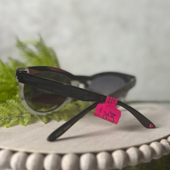 NEW! Betsey Johnson star cat eye sunglasses - Picture 3 of 3